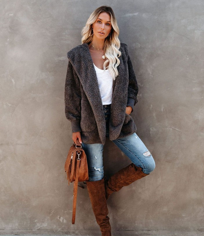 Veste Douce à Capuche Noire en Fausse Fourrure Peluche